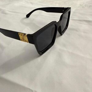 Black square sunglasses with gold accent
